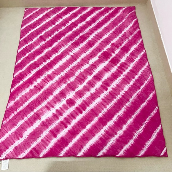 Back to school|Pottery Barn Teen Tahiti Tie Dye Twin Quilt/comforter, Dark pink - Picture 2 of 3
